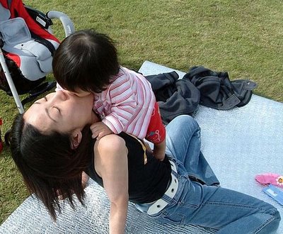 குட்டிப் பசங்களும் குறும்பு படங்களும்.. Asian_girl_kissed_by_little_boy_cute_nau